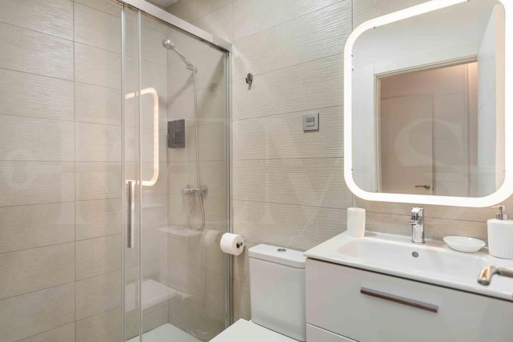 Fresh & Stylish Apartment With Parking By Rems مالقة المظهر الخارجي الصورة