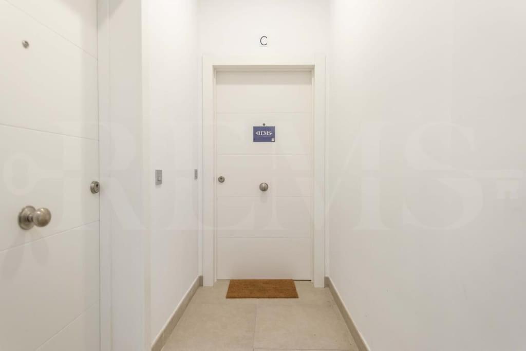 Fresh & Stylish Apartment With Parking By Rems مالقة المظهر الخارجي الصورة