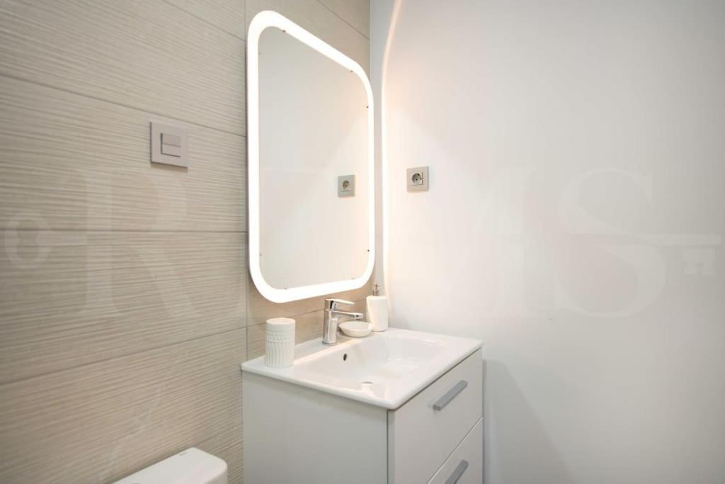 Fresh & Stylish Apartment With Parking By Rems مالقة المظهر الخارجي الصورة