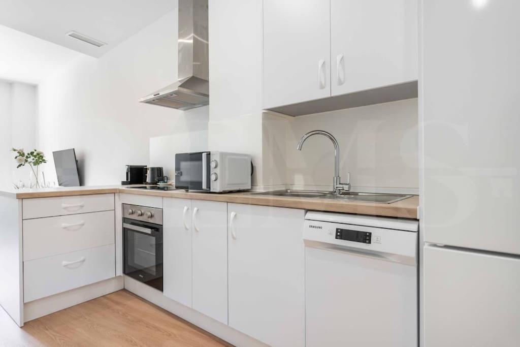 Fresh & Stylish Apartment With Parking By Rems مالقة المظهر الخارجي الصورة